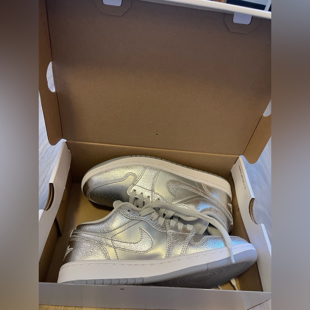 NWT Women’s Nike Jordan Air 1 Low SE Sneakers Metallic Silver/Photon Dust - Picture 2 of 11